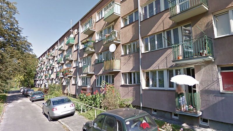Młody mężczyzna spadł z balkonu podczas próby dostania się do mieszkania