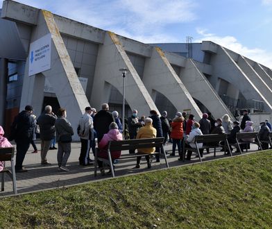 Szczecin. Seniorzy wyczekują na szczepienie w długiej kolejce