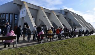 Szczecin. Seniorzy wyczekują na szczepienie w długiej kolejce