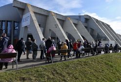 Szczecin. Seniorzy wyczekują na szczepienie w długiej kolejce