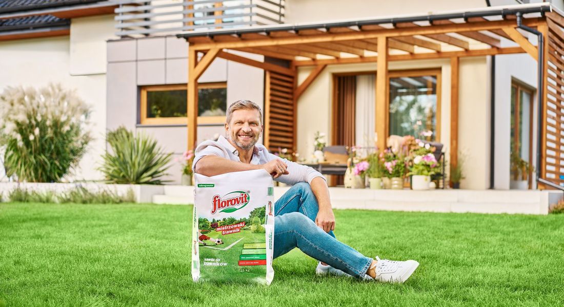 Jak zadbać o trawnik krok po kroku? Taktyka mistrza trawnika