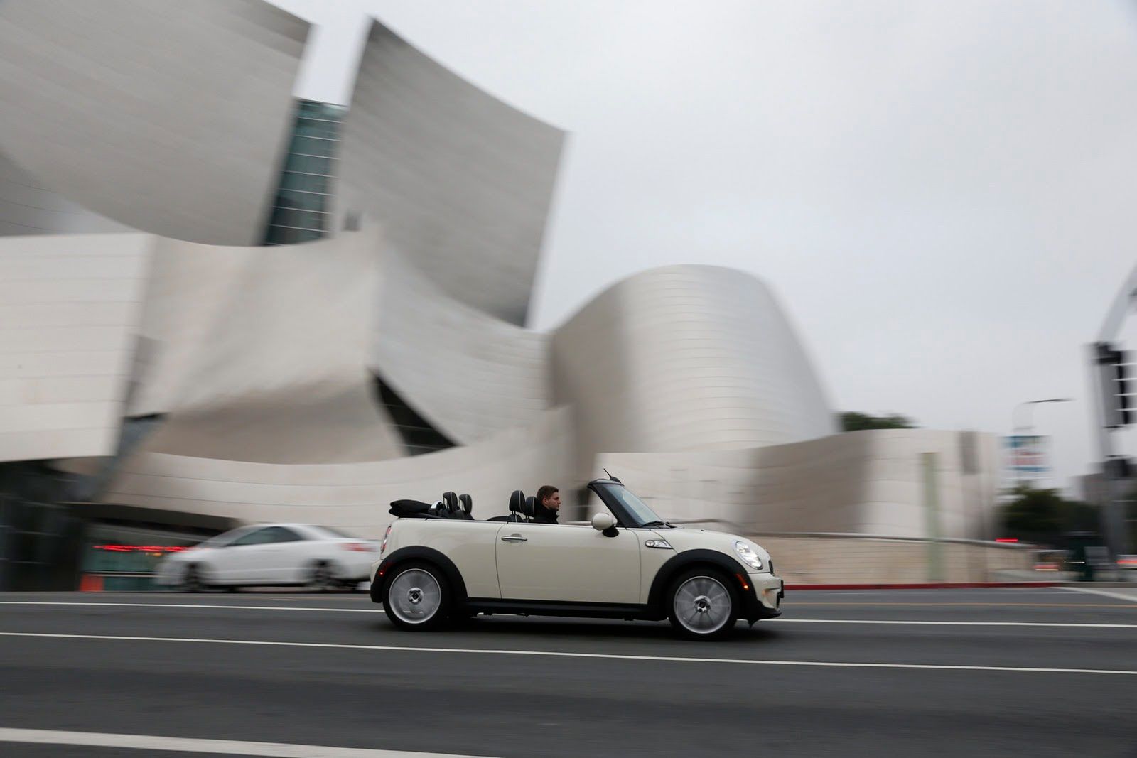 Galeria Mini jako celebracja sprzedaży półmilionowego egzemplarza w USA 82