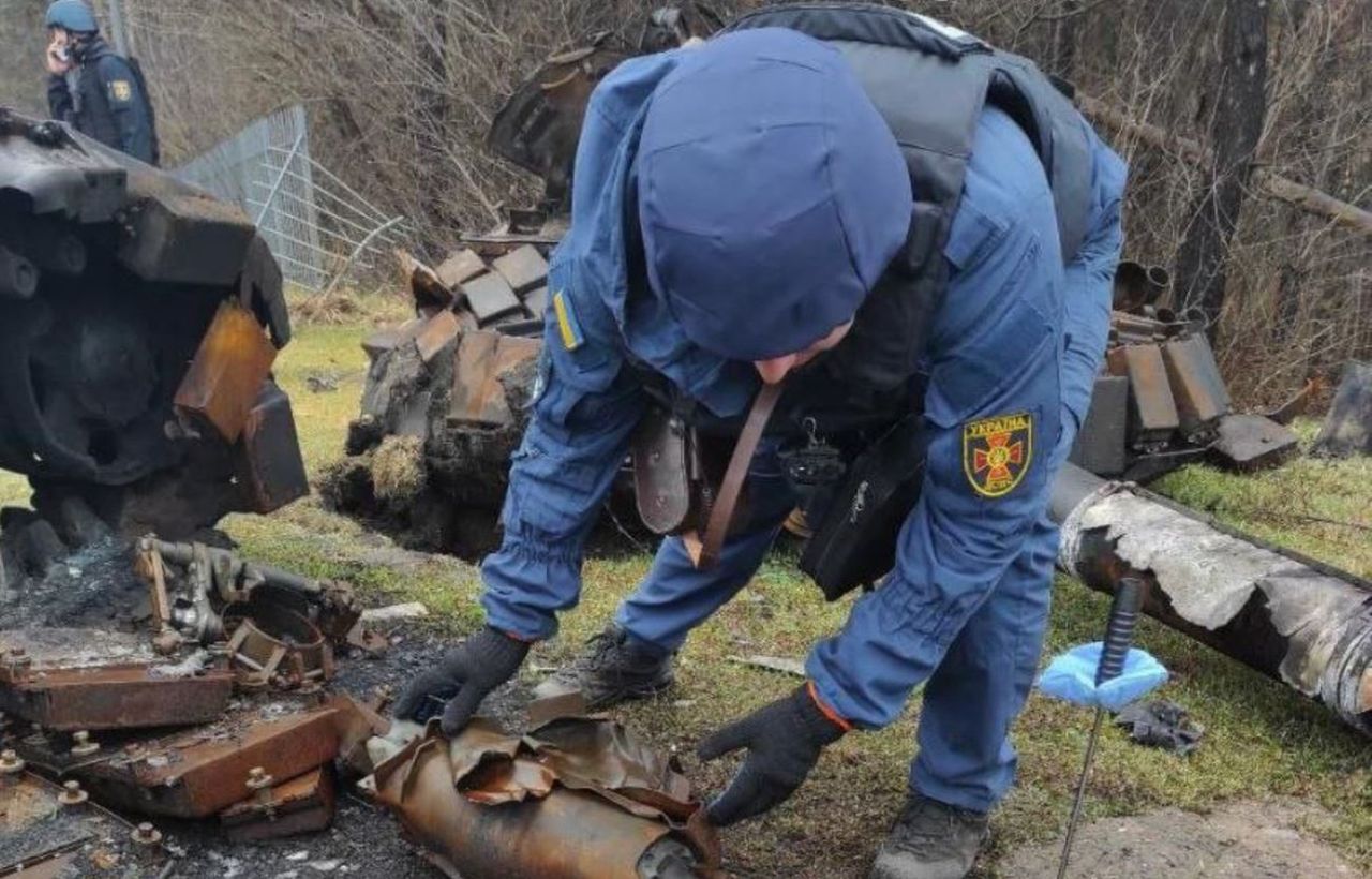 Zostawili je nawet w kubkach. Ukraińcy rozminowują teren