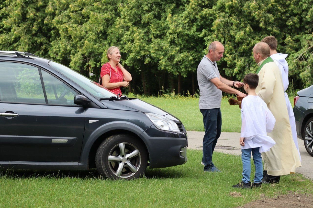 W parafii św. Antoniego Padewskiego w Lesznie święcono dziś, tj. 27 lipca samochody