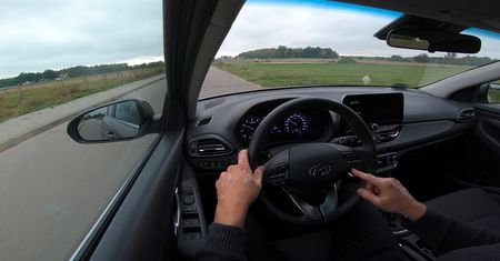 Asystent pasa ruchu w Hyundaiu i30 robi wrażenie. Szkoda, że negatywne