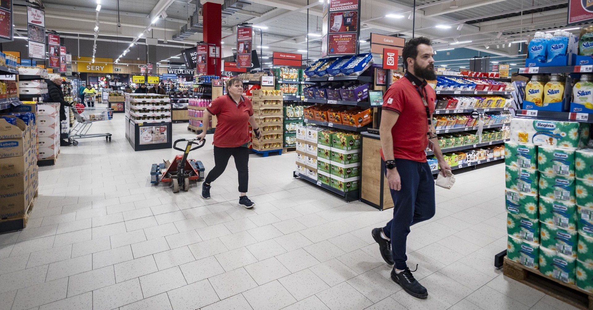 Mimo rosnących trudności z pozyskaniem pracowników, sieci handlowe nadal polegają na sile roboczej ze względu m.in. na wysokie koszty, złożoność i ograniczenia pełnej automatyzacji, fot. ilustracyjne, archiwum Polska Press