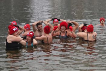 Rzeszów: Andrzejkowe morsowanie z mgłą w tle na Kąpielisku Żwirownia