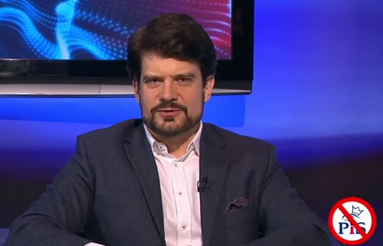 Piotr Gembarowski przekreśla logo PiS w swojej „Debacie” w Superstacji, bo politycy tej partii nie przyjmowali jego zaproszeń