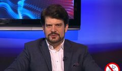 Piotr Gembarowski przekreśla logo PiS w swojej „Debacie” w Superstacji, bo politycy tej partii nie przyjmowali jego zaproszeń