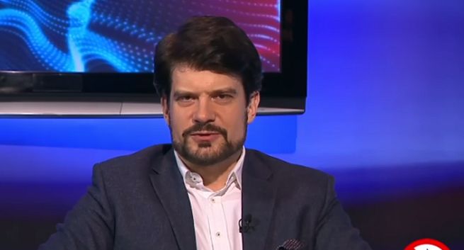 Piotr Gembarowski przekreśla logo PiS w swojej „Debacie” w Superstacji, bo politycy tej partii nie przyjmowali jego zaproszeń