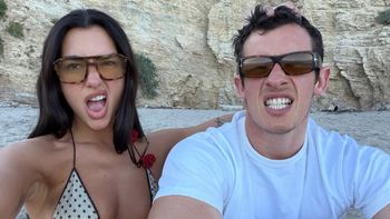 Świętujący MIESIĄC MIODOWY Dua Lipa i Callum Turner pluskają się w wodzie i byczą na plaży (FOTO)