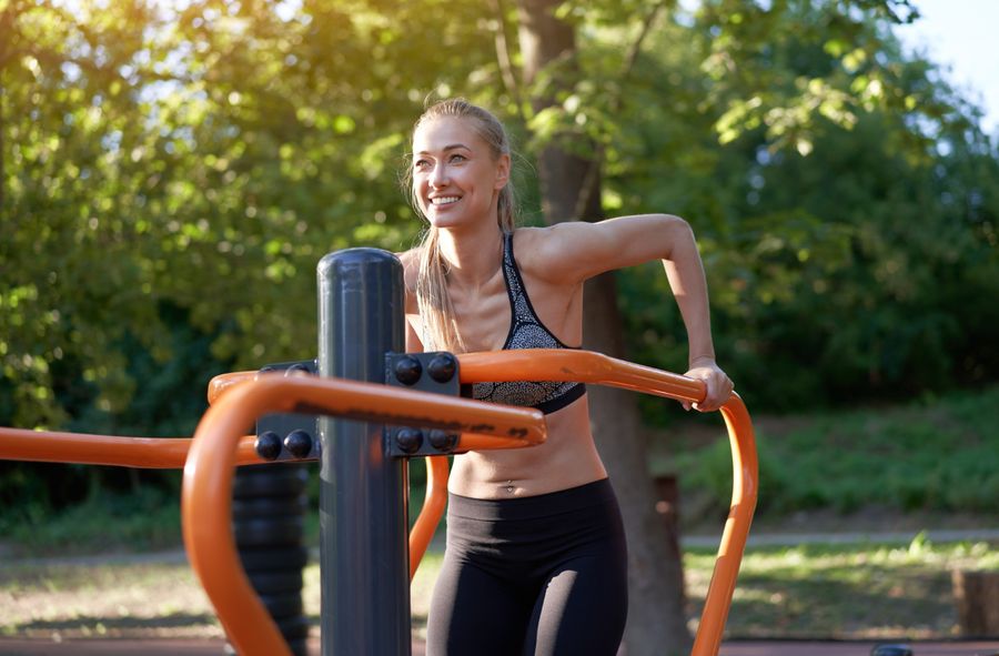 Influencerka kłóci się z mężczyzną o ławkę w parku