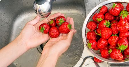 Myjesz w ten sposób truskawki? Większość popełnia poważny błąd