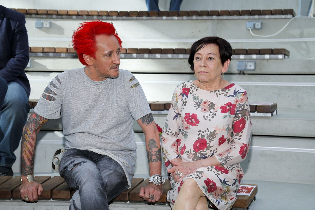 Poważne problemy zdrowotne mamy Michała Wiśniewskiego. "Trzecia chemia, pierwsza peruka"