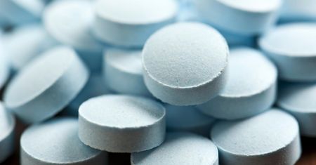Ibuprofen w leczeniu COVID-19. Naukowcy zmieniają stanowisko i badają jego przydatność