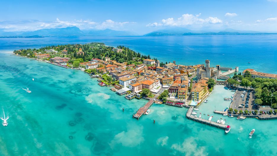Sirmione nad jeziorem Garda z lotu ptaka