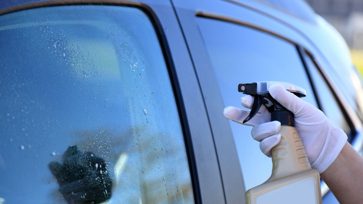 Sposób na parujące szyby. Zdjęcie ilustracyjne. 