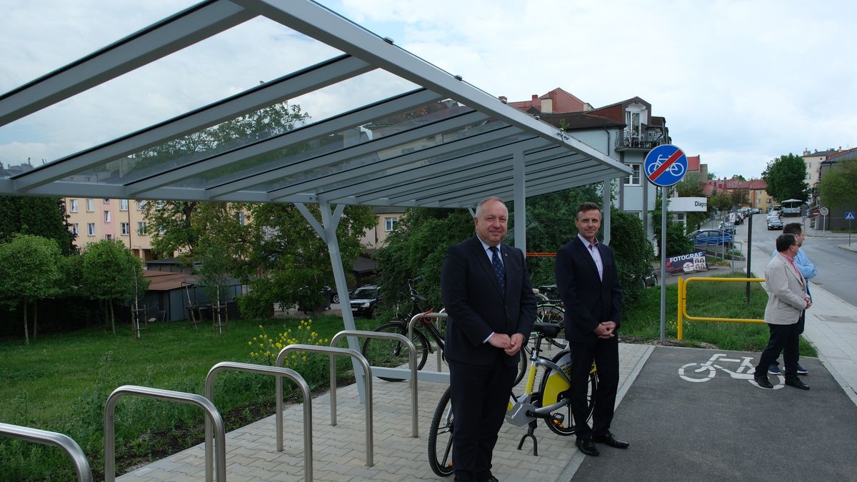 Prezydent Artur Łakomiec podczas prezentacji dla mediów
