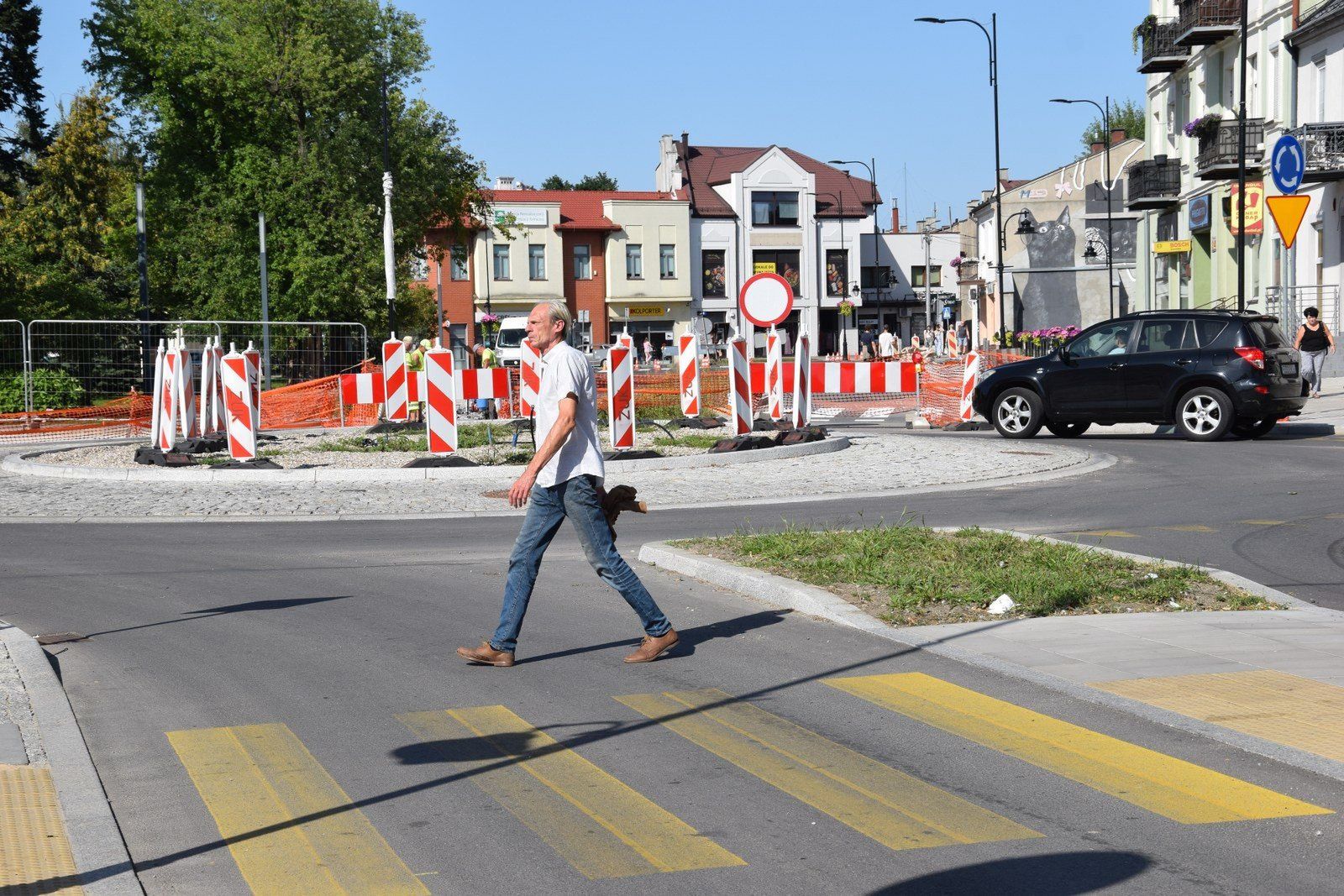 Plac Wolności w Zduńskiej Woli ma już namalowane pasy dla pieszych