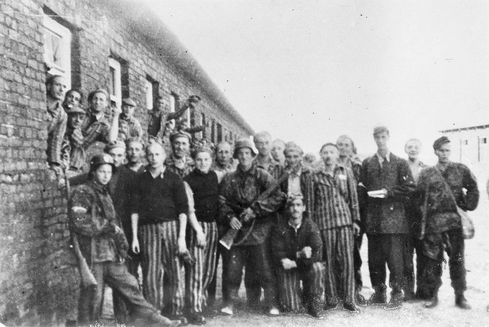 Grupa Żydów z "Gęsiowki" (hitlerowskiego więzienia w Warszawie) i ich wybawcy z plutonu "Alek" kompanii "Rudy" Batalionu "Zośka" dnia 5 VIII 1944 roku. Zdięcie na terenie obozu. W środku (z karabinem) Mieczysław Szymańczuk "Szymbor"; z lewej Jan Makowelski "Pytek".