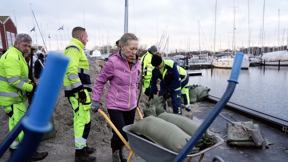 Przygotowania na nadejście orkanu Pia w duńskim mieście Nivaa, środa 20 grudnia
