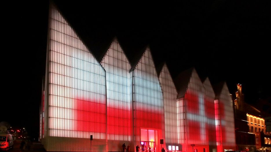  Filharmonia, którą trzeba odwiedzić! Filharmonia w Szczecinie to coś więcej niż koncerty. To architektoniczna perła, kulturalne serce miasta i przestrzeń, która łączy muzykę, sztukę, edukację i relaks.