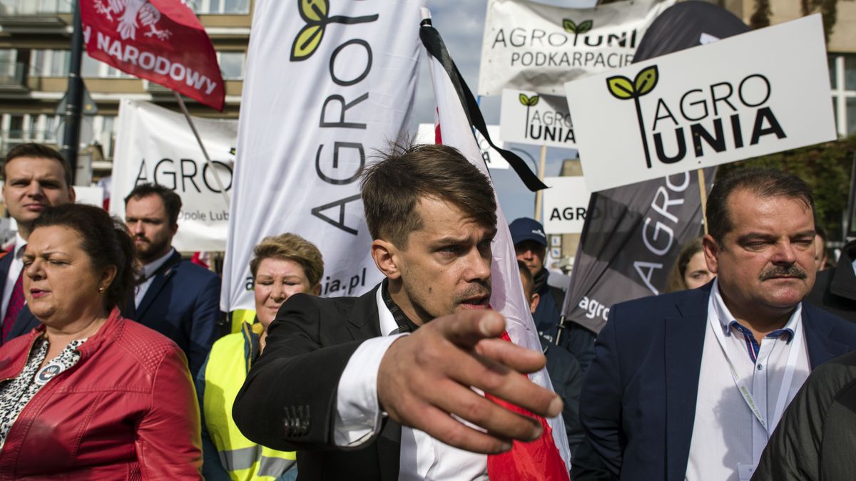 WARSAW, POLAND - 2020/09/30: Michal Kolodziejczak, the leader of the Agrounia holds a Polish flag during the protest.Thousands of Polish farmers gathered in Warsaw to protest against the new bill called "Piatka dla zwierzat" (The Five for Animals). "The Five for Animals" is the latest project of Jaroslaw Kaczynski"s ruling Law and Justice Party. The act restricts ritual slaughter and the breeding of animals for fur is prohibited. Michal Kolodziejczak the leader of the Agrounia organization and the organizer of today's protest claimed, that the amendment to the act will cause very large economic losses and will divide the society. (Photo by Attila Husejnow/SOPA Images/LightRocket via Getty Images)