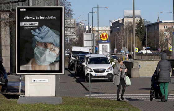 Clear Channel dla służb medycznych "#zostajemywdomu dla Was"