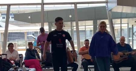 Czekali na samolot. Zrobili prawdziwe show na lotnisku