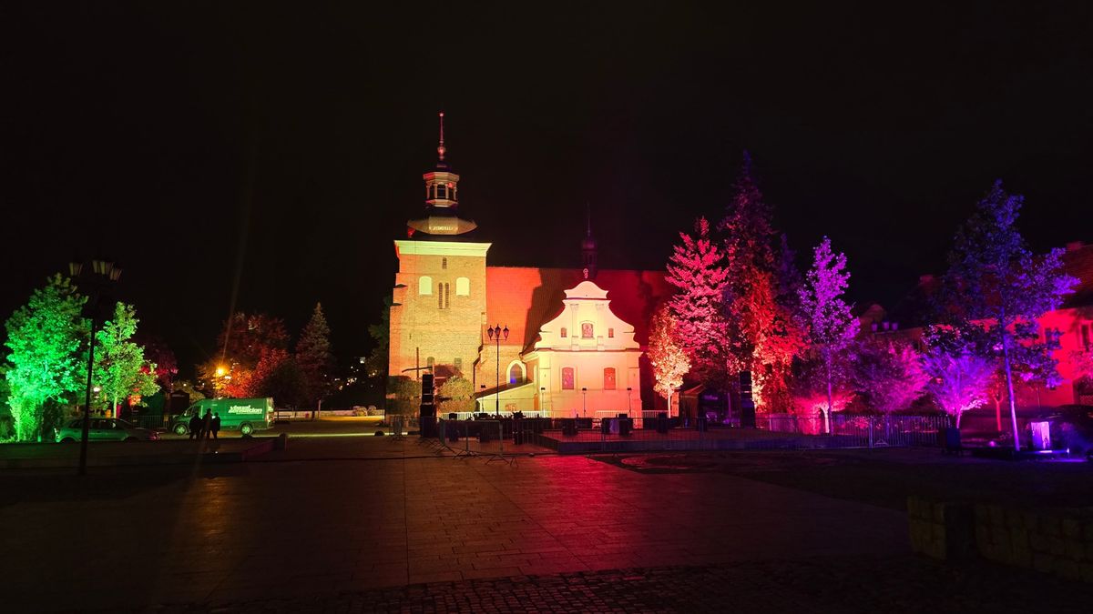 Przygotowania do festiwalu światła - Fajansowy Blask