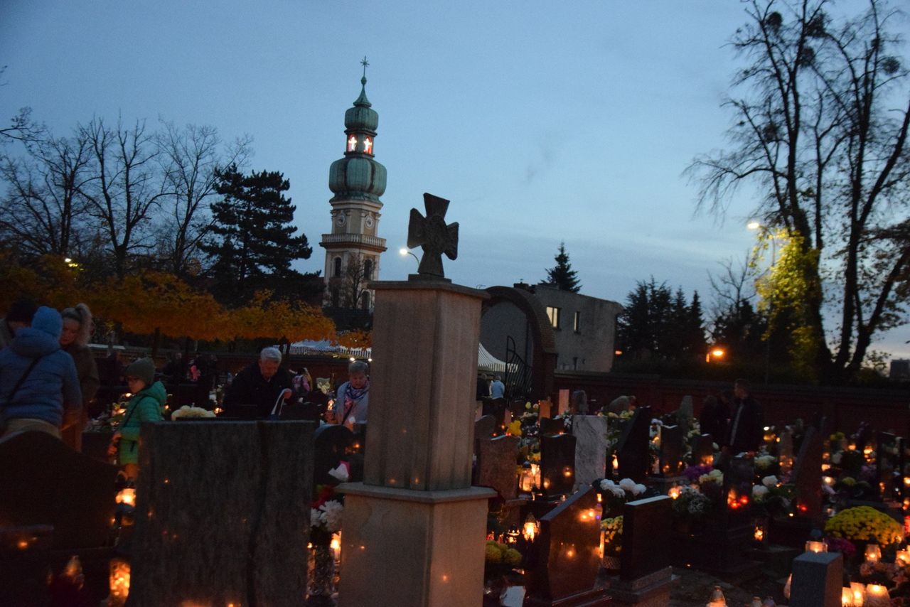 Dzień Zaduszny. Cmentarz św. Marii Magdaleny w Tychach o zmroku
