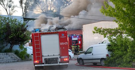 Pożar w Łodzi. Na miejscu 14 zastępów, dym widać z daleka