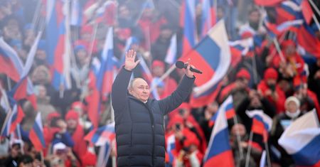 Jedna wielka mistyfikacja na wiecu poparcia dla Putina? Uwagę zwraca jeden szczegół