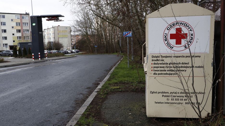 Kontener PCK na używaną odzież