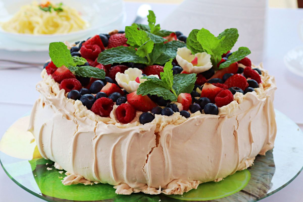 Pavlova Meringue - Delicacies