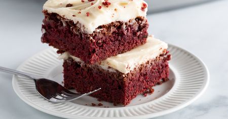 Czekoladowe ciasto jak Red Velvet. Zamiast bitej śmietany, daj na wierzch ten pyszny krem