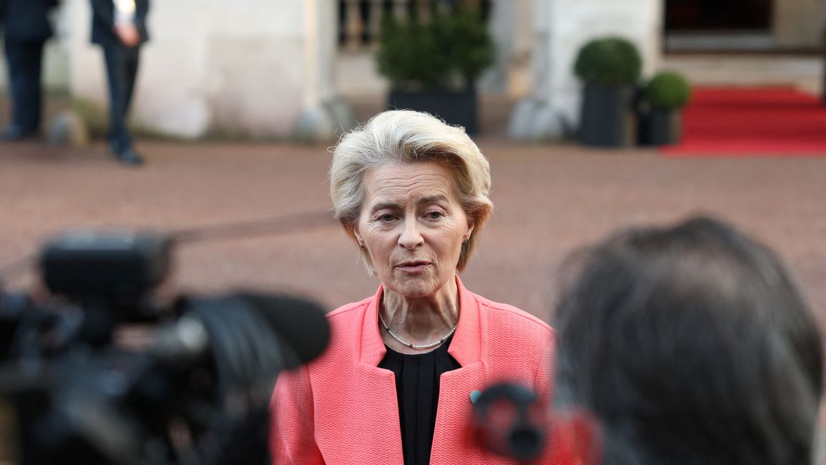 LONDON, ENGLAND - MARCH 2: European Commission President Ursula von der Leyen speaks to the media during the European leaders' summit on March 2, 2025 in London, England. Following this week's meetings between Keir Starmer, Emmanuel Macron, and US President Donald Trump, a meeting convenes in London with European leaders to discuss future peace in Ukraine. (Photo by Toby Melville - WPA Pool/Getty Images)