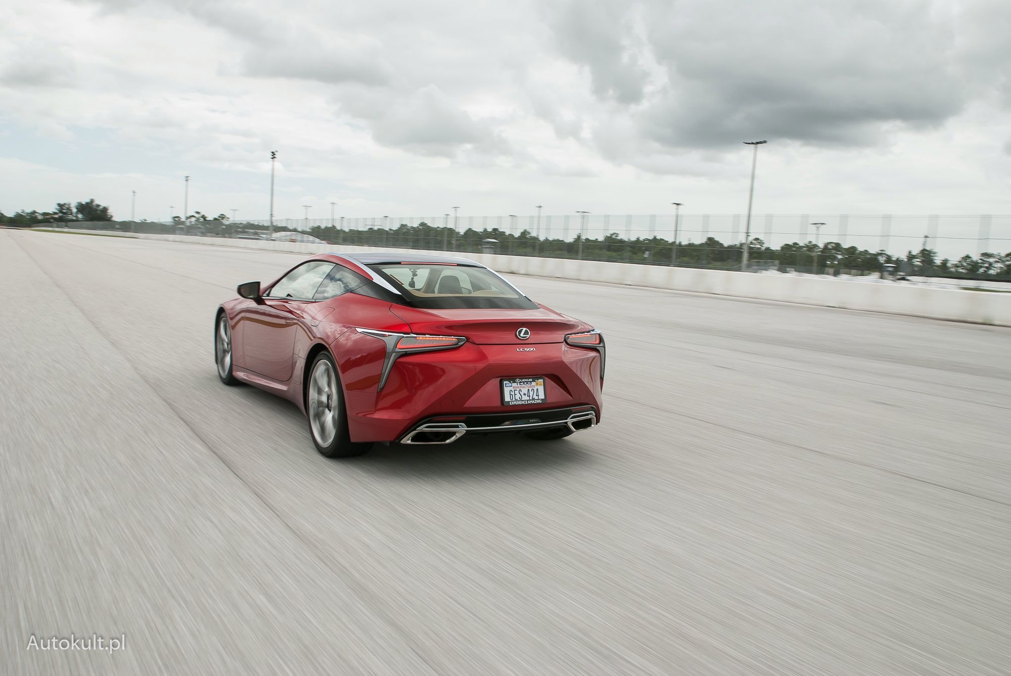 Lexus LC500 na długiej prostej w Palm Beach
