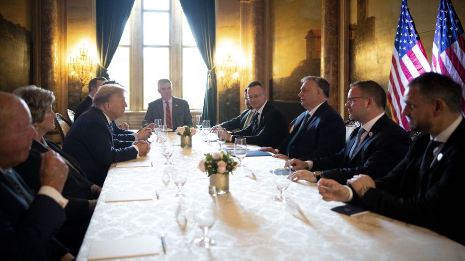 A handout photo made available by the Hungarian Prime Minister's Office shows Former US President and Republican presidential candidate Donald Trump (3-L) and Hungarian Prime Minister Viktor Orban (3-R) talking during their meeting at Trump's Mar-a-Lago estate in Palm Beach, Florida, USA, 08 March 2024. EPA/Zoltan Fischer / HANDOUT HANDOUT EDITORIAL USE ONLY NO SALES HANDOUT EDITORIAL USE ONLY/NO SALES HANDOUT EDITORIAL USE ONLY/NO SALES Dostawca: PAP/EPA.