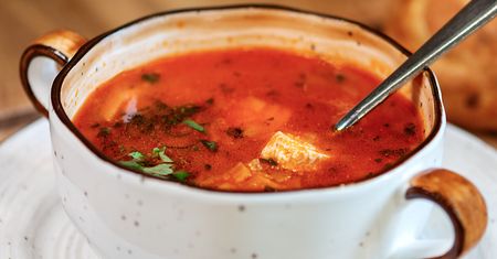 Dodaję kopiastą łyżkę do pomidorówki i blenduję. Genialnie podbija białko i poprawia konsystencję