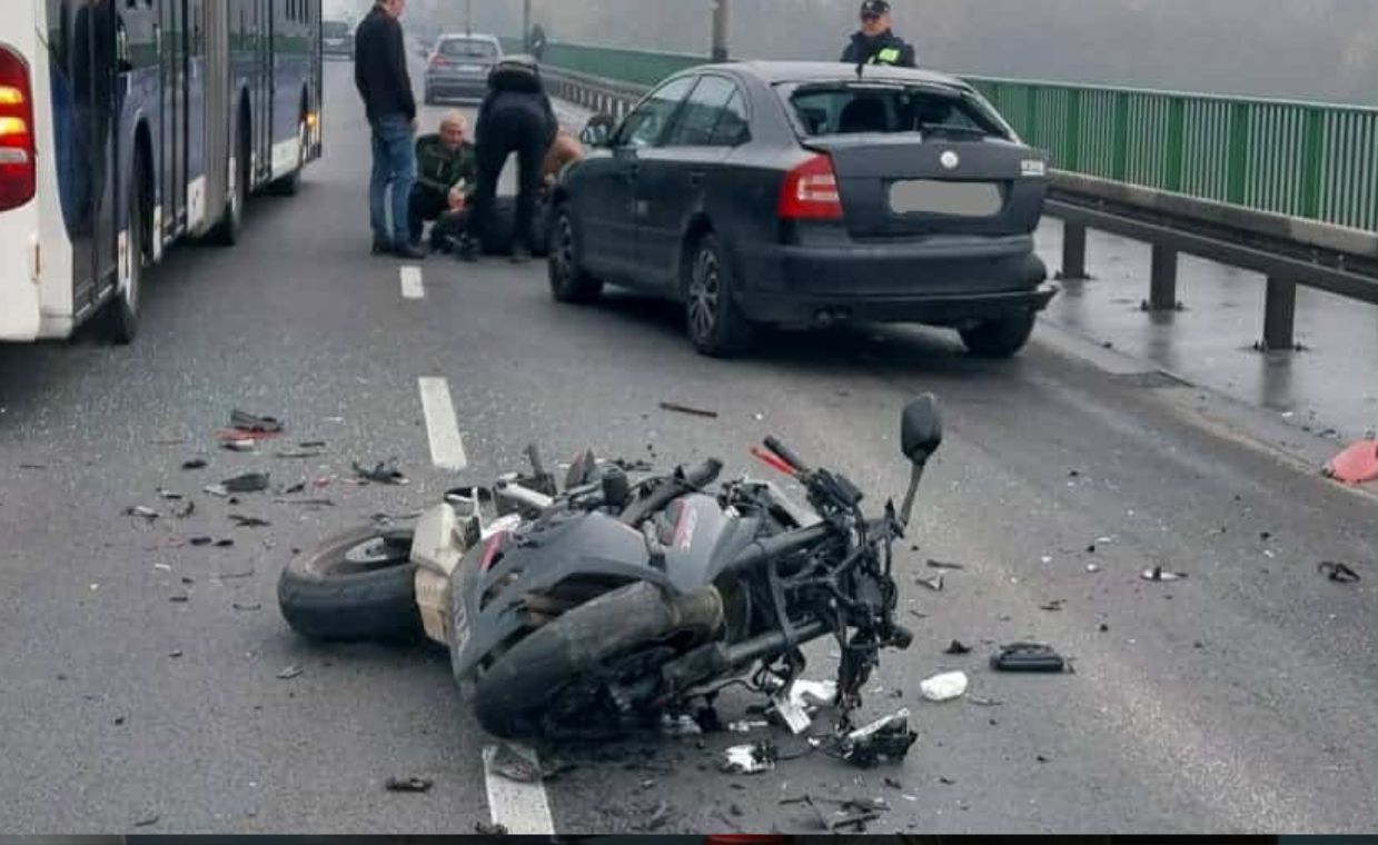 Motocyklista "wystrzelił w powietrze". Uniósł się nad inne pojazdy