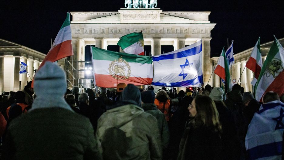 Uroczystość upamiętniająca miesiąc po ataku Hamasu na Izrael, odbywająca się przed Bramą Brandenburską w Berlinie