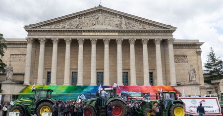 Rolnicy przed parlamentem w Paryżu. Zawieszają protest