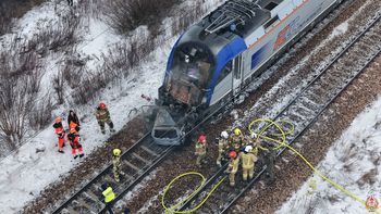 Zderzenie pociągów z samochodem. Odsłonili kulisy. "Wcisnął guzik i uciekł z kabiny"