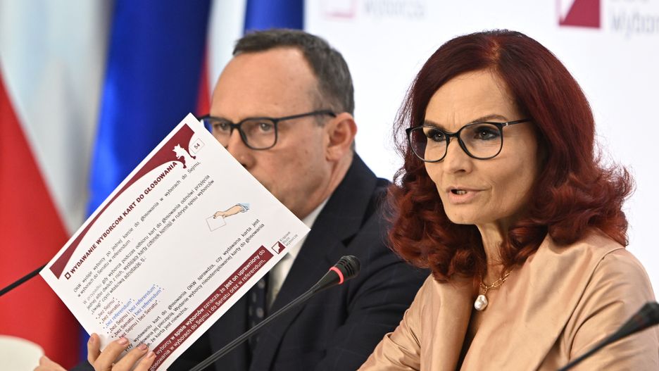 Warszawa, 15.10.2023. Wybory parlamentarne 2023. Szefowa KBW Magdalena Pietrzak (P) na konferencji prasowej Państwowej Komisji Wyborczej w Warszawie, 15 bm. dotyczącej frekwencji oraz bieżących spraw związanymi z wyborami. Trwa głosowanie w wyborach parlamentarnych i towarzyszącym im referendum. Do jego zakończenia obowiązuje cisza wyborcza i referendalna. (aldg) PAP/Radek Pietruszka