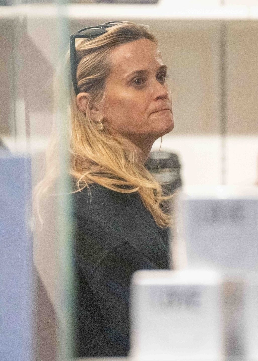 Reese Witherspoon w szampańskim nastroju buszuje po butikach