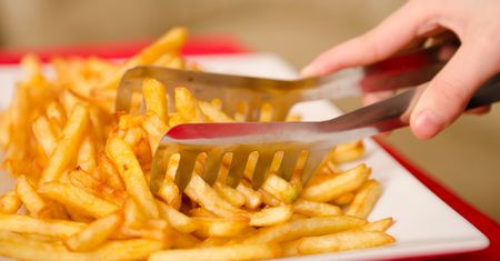 Kupiła frytki "z dwóch ziemniaków". Cena za taką porcję nad morzem jest kosmiczna