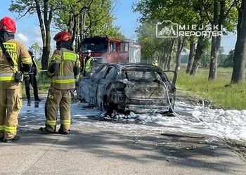 Tragiczny wypadek pod Warszawą. Elektrycznym oplem rozbił się na drzewie. Auto stanęło w ogniu. Wewnątrz zwęglone ciało kierowcy