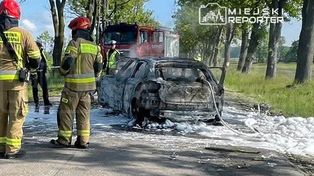 Tragiczny wypadek pod Warszawą. Elektrycznym oplem rozbił się na drzewie. Auto stanęło w ogniu. Wewnątrz zwęglone ciało kierowcy