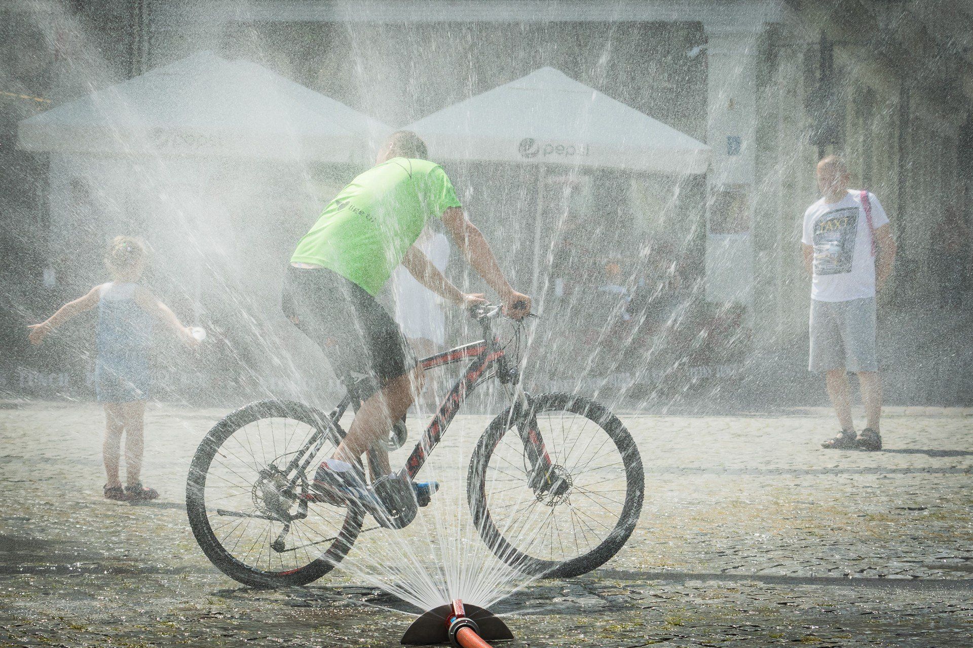 Przy wysokich temperaturach, zwłaszcza powyżej 30 °C, organizm szybko traci wodę i elektrolity, co może prowadzić do odwodnienia